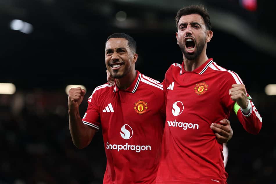 O meio-campista português do Manchester United, número 08, Bruno Fernandes, comemora o segundo gol da equipe com o meio-campista belga do Manchester United, número 18, Youri Tielemans (à esquerda), durante a partida da Liga dos Campeões da UEFA entre Manchester United e Sabah FK, no Old Trafford, em Manchester, noroeste da Inglaterra