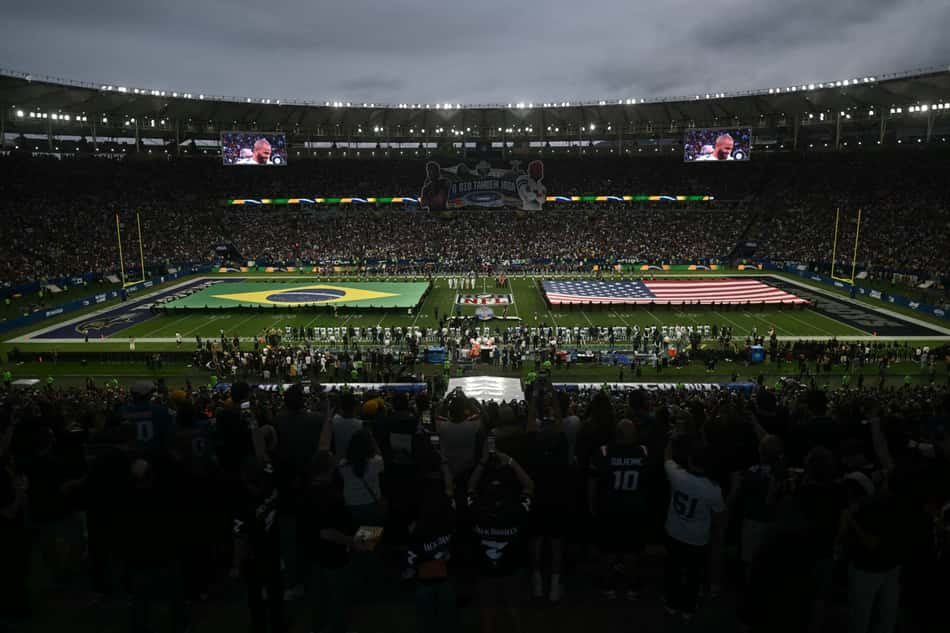 Bandeiras de Brasil e Estados Unidos esticadas no gramado do Maracanã durante cerimônia de abertura do NFL Rio Game