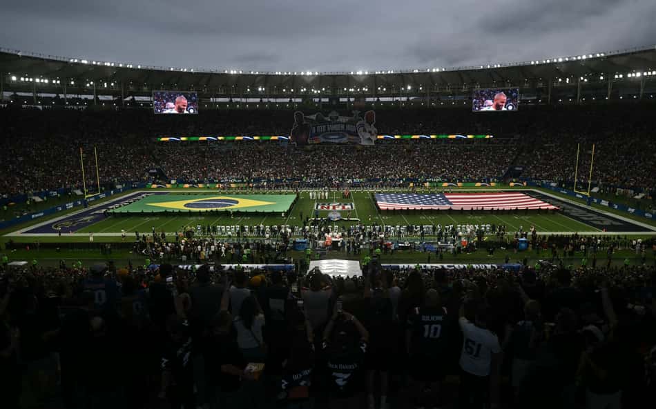 Bandeiras de Brasil e Estados Unidos esticadas no gramado do Maracanã durante cerimônia de abertura do NFL Rio Game
