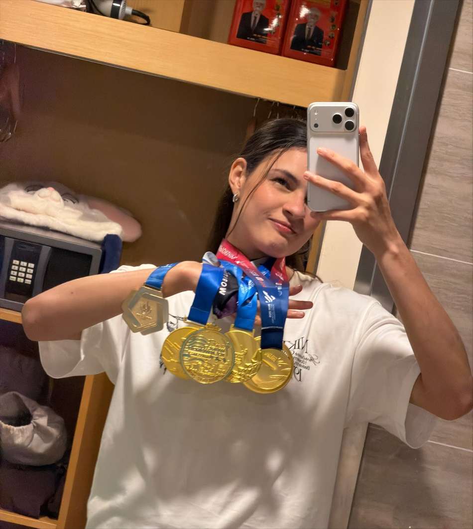 Maria Clara Pacheco exibe medalhas conquistadas em 2025