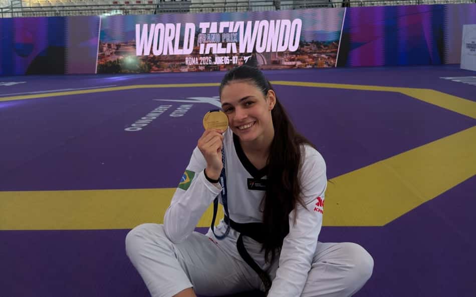 A brasileira Maria Clara Pacheco exibe a medalha de ouro conquistada no Grand Prix de Roma de Taekwondo