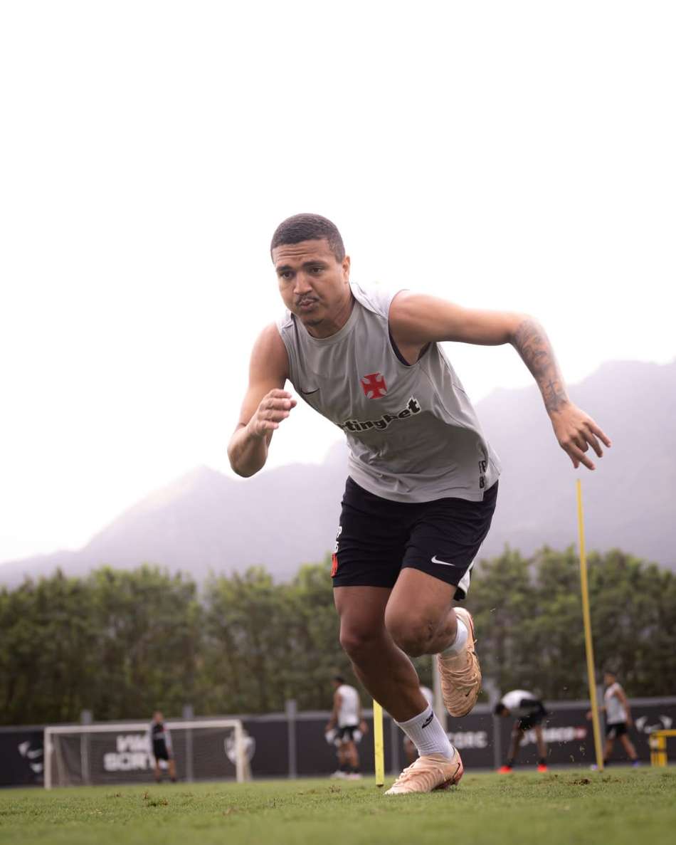 Matheus Carvalho em treino do Vasco