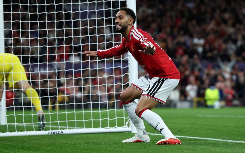 O atacante brasileiro número 10 do Manchester United, Matheus Cunha, comemora o primeiro gol da equipe durante a partida da Liga dos Campeões da UEFA entre Manchester United e Sabah FK, no Old Trafford, em Manchester, noroeste da Inglaterra, em 10 de setembro de 2026