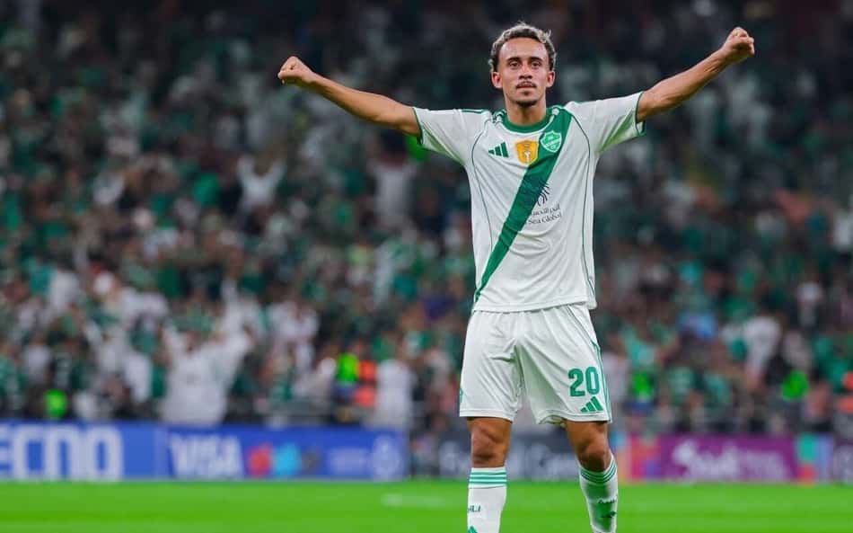 Matheus Gonçalves em ação pelo Al-Ahli