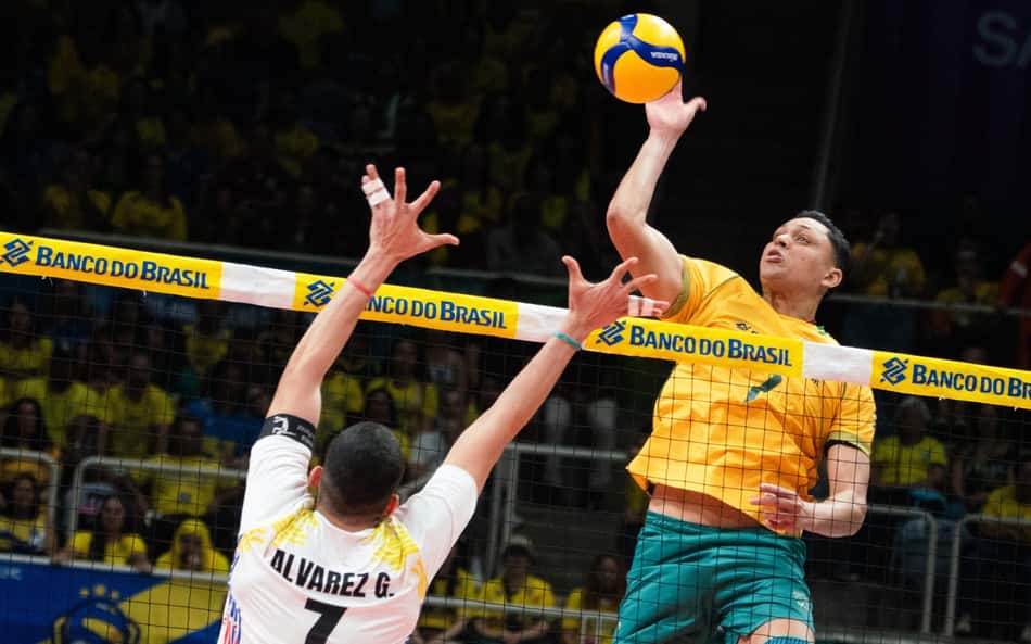 Matheus Pinta ataca em Brasil x Venezuela pelo Sul-Americano masculino de vôlei