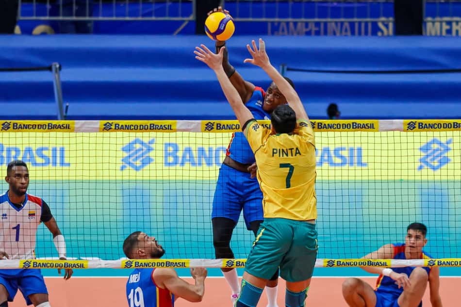 Matheus Pinta no bloqueio em Brasil x Colômbia pelo Sul-Americano masculino de vôlei