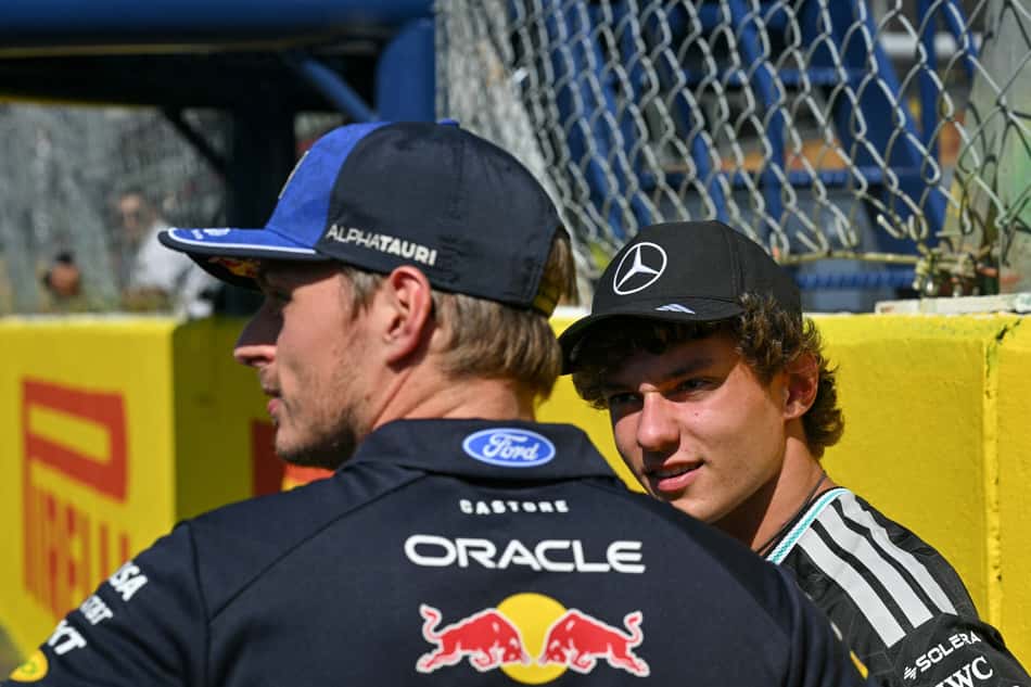 De costas, Max Verstappen conversa com Kimi Antonelli, de frente, durante o Grande Prêmio da Itália de Fórmula 1