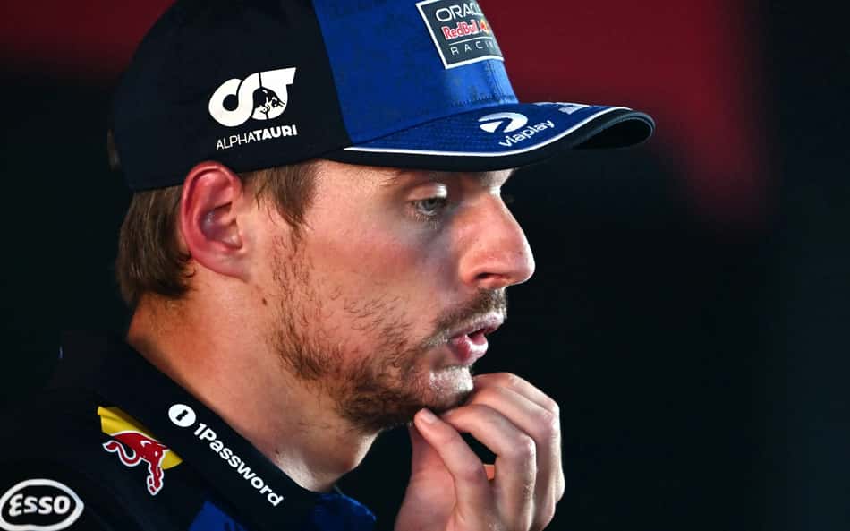 De boné, Max Verstappen coça o queixo durante coletiva de imprensa no Grande Prêmio da Itália de Fórmula 1