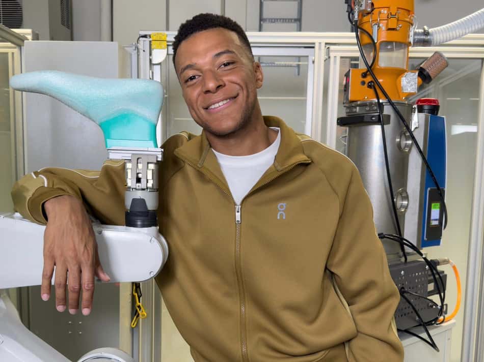 Mbappé posa ao lado de uma máquina de tênis na On, sua nova patrocinadora