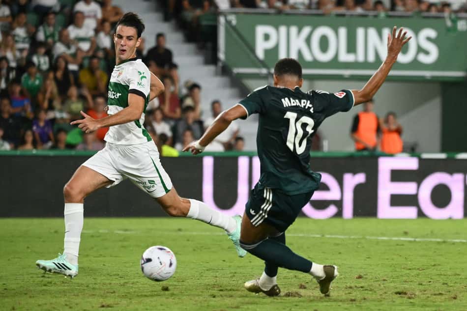 O atacante francês do Real Madrid, camisa 10, Kylian Mbappé, marca o segundo gol de sua equipe durante a partida do Campeonato Espanhol entre Elche CF e Real Madrid CF, no Estádio Martínez Valero, em Elche