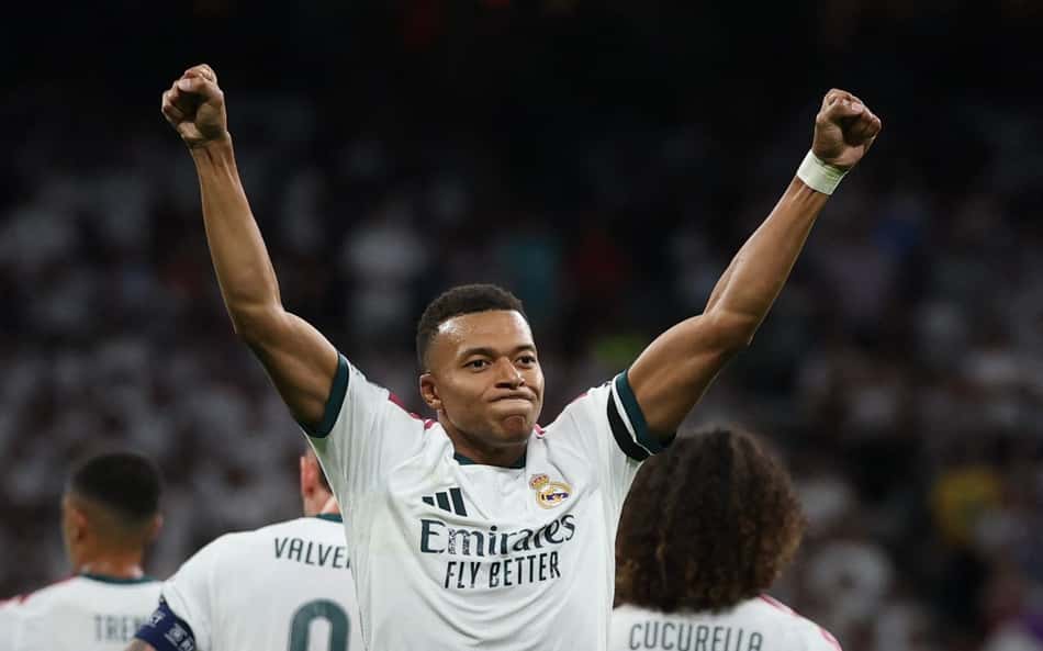 O atacante francês do Real Madrid, camisa 10, Kylian Mbappé, comemora o primeiro gol de sua equipe durante a partida da primeira rodada da Liga dos Campeões da UEFA entre Real Madrid e Inter de Milão, no estádio Santiago Bernabéu, em Madri, em 8 de setembro de 2026.