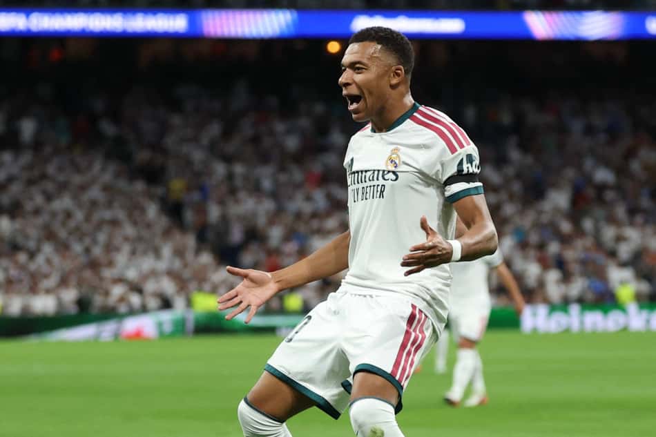O atacante francês do Real Madrid, camisa 10, Kylian Mbappé, comemora o primeiro gol de sua equipe durante a partida da primeira rodada da Liga dos Campeões da UEFA entre Real Madrid e Inter de Milão, no estádio Santiago Bernabéu, em Madri, em 8 de setembro de 2026. 