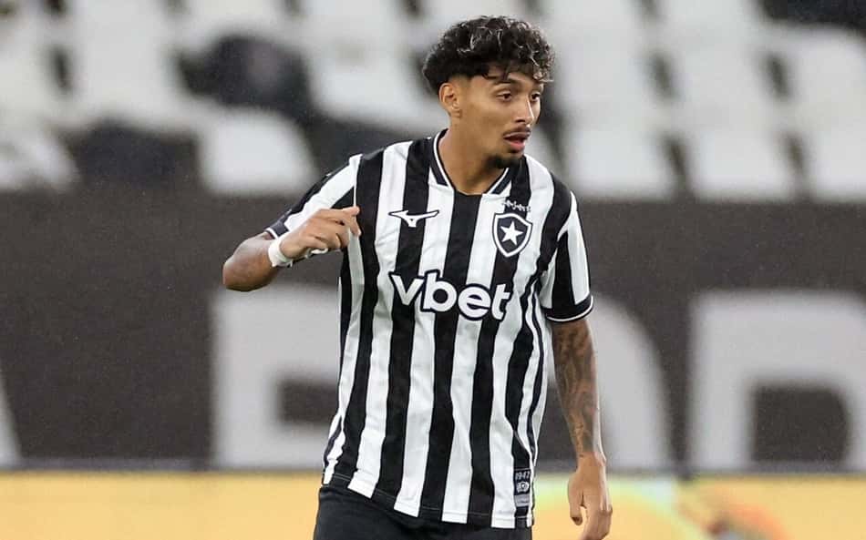 Medina em ação no jogo entre Botafogo e Athletico no Nilton Santos pelo Brasileirão