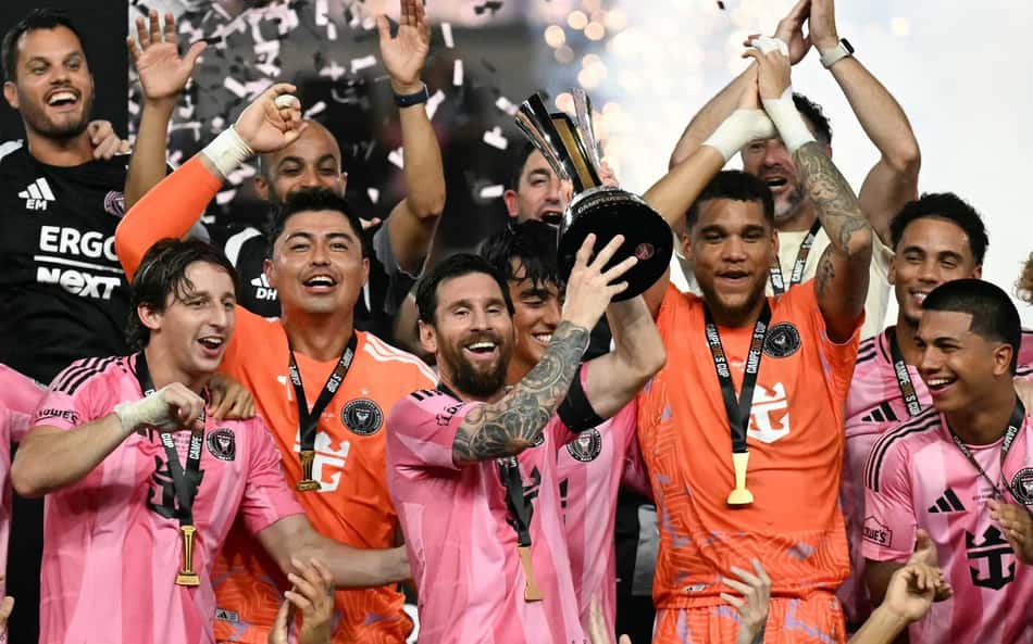 Messi ergue taça da Copa dos Campeões com o Inter Miami