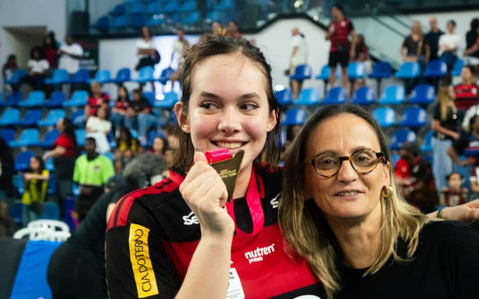 Mikaela posa com Fabi após título da Copa Supervôlei