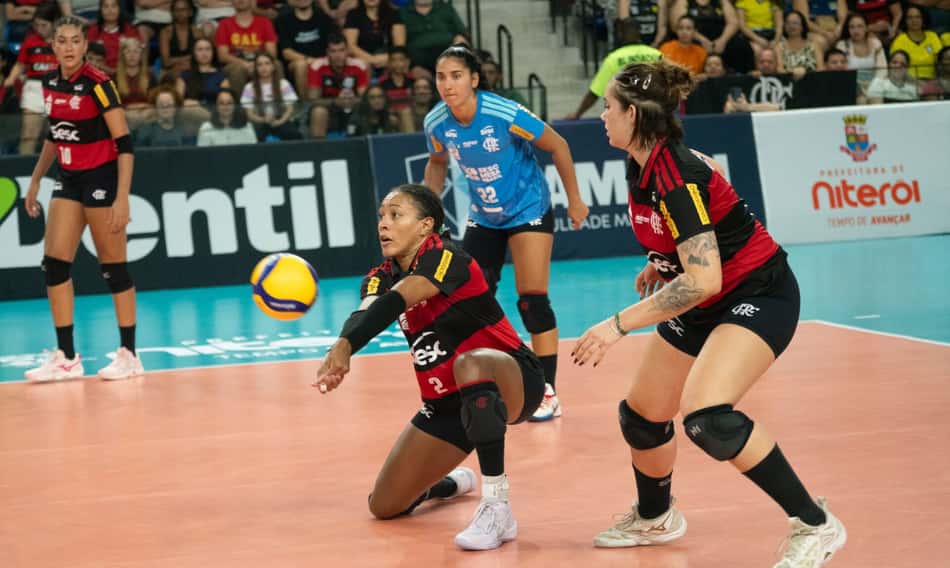 Mikaela na linha de passe do Sesc RJ Flamengo contra o Praia Clube