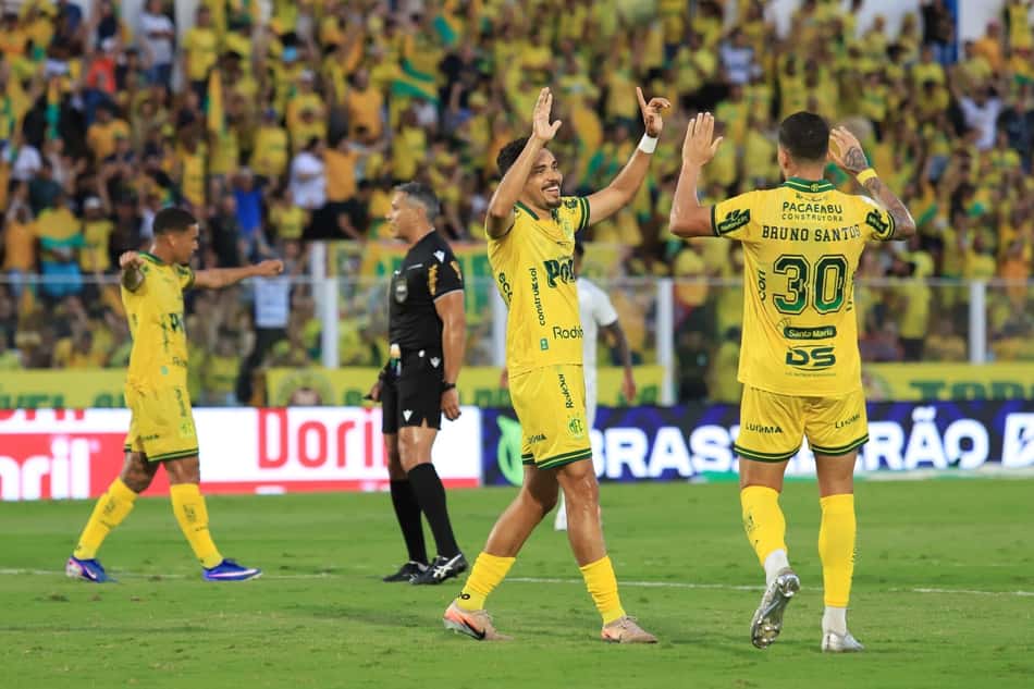Jogadores do Mirassol comemoram gol contra o Botafogo pelo Brasileirão