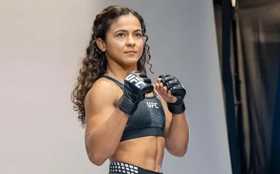 Natália Silva em sessão de fotos do UFC