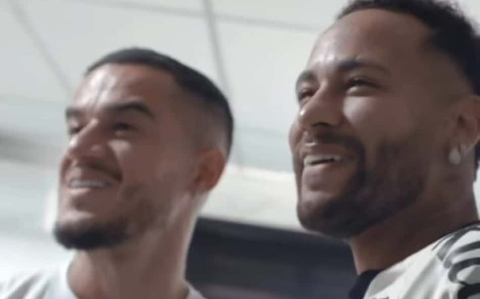 Neymar recebe Philippe Coutinho no vestiário do Santos
