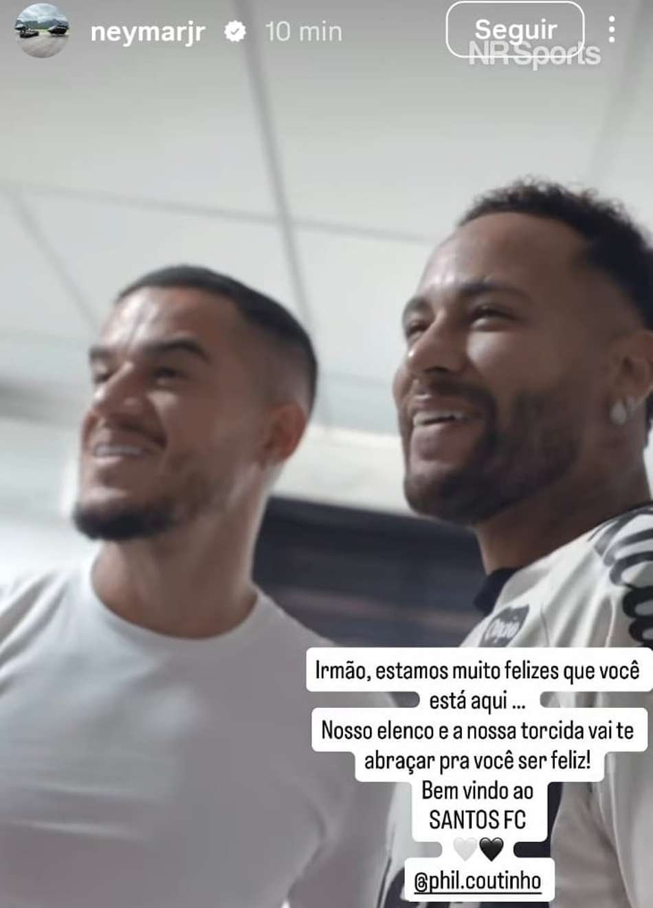 Neymar recebe Philippe Coutinho no vestiário do Santos