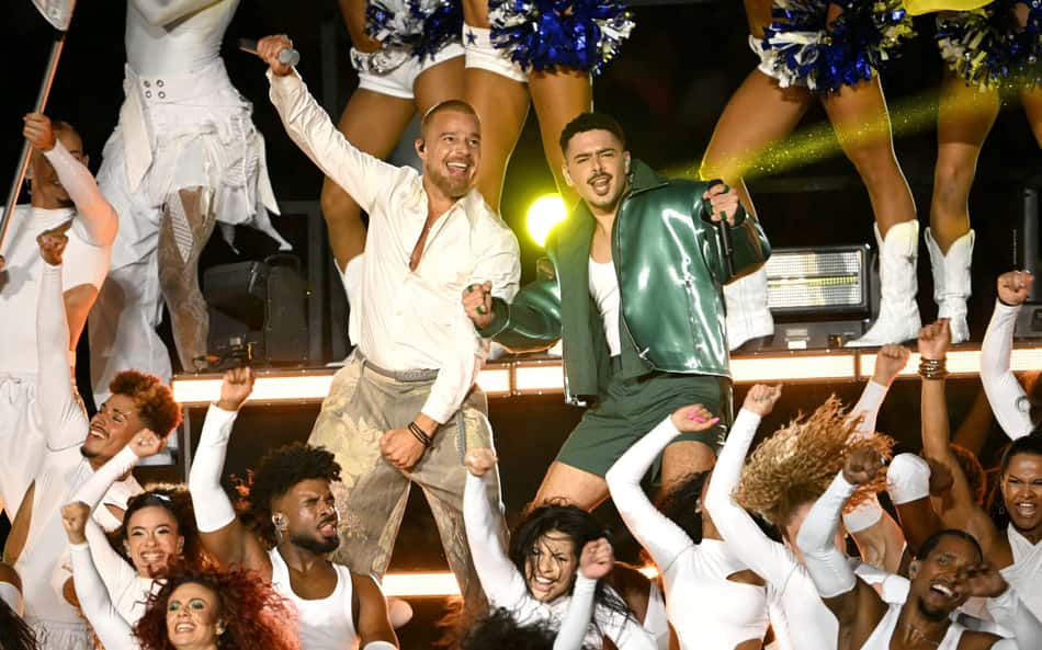 Pedro Sampaio e Ricky Martin se apresentaram no intervalo do NFL Rio Game, no Maracanã