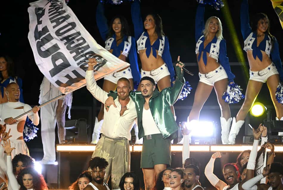 Pedro Sampaio e Ricky Martin se apresentaram no intervalo do NFL Rio Game, no Maracanã