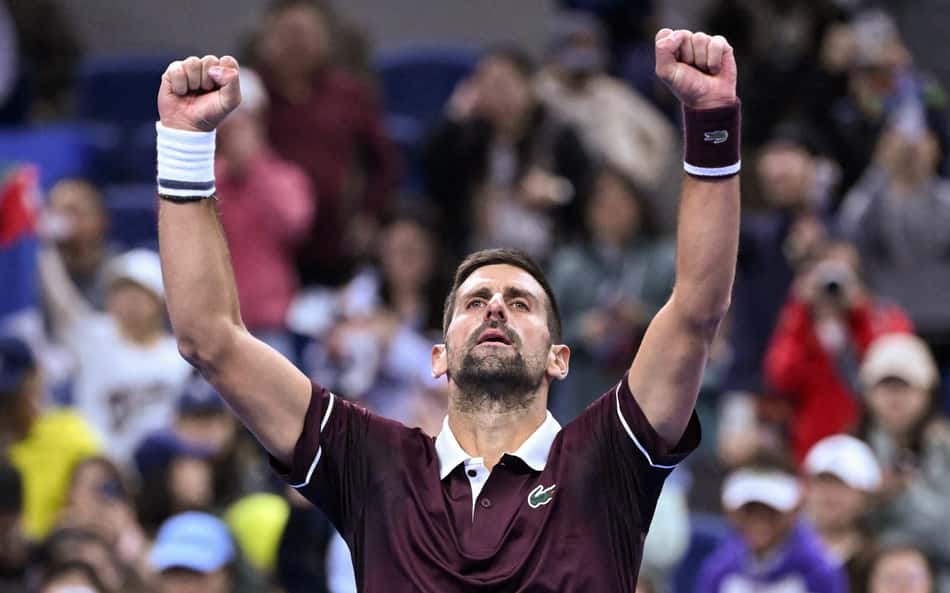 Novak Djokovic comemora vitória na estreia do ATP 500 de Pequim