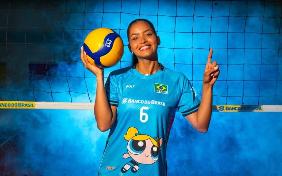 Nyeme posa com camisa da Seleção insiparada em 'As Meninas Super Poderosas'