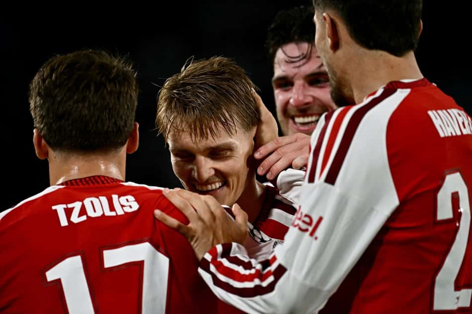 O meio-campista norueguês do Arsenal, número 08, Martin Odegaard (C), comemora com seus companheiros de equipe após marcar o primeiro gol de sua equipe durante a partida da fase de grupos da Liga dos Campeões da UEFA, 1ª rodada, entre Napoli e Arsenal, no Estádio Diego Armando Maradona, em Nápoles, em 9 de setembro de 2026