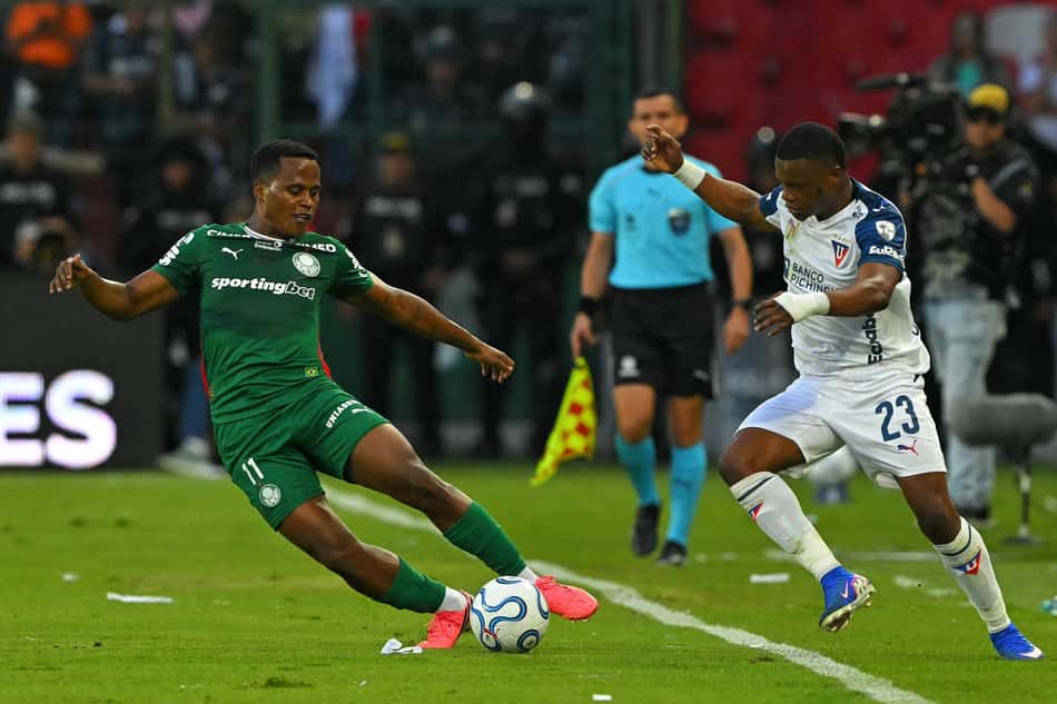Jogadores de Palmeiras e LDU em dividida