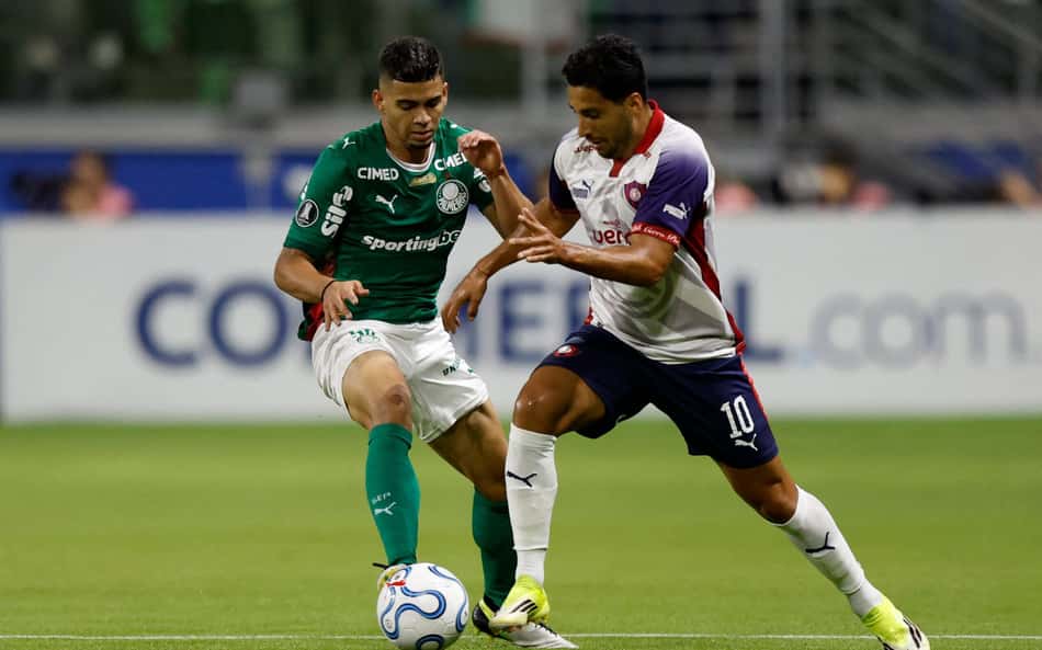 Arthur, de camisa verde, em ação no jogo do Palmeiras contra o Cerro Porteño