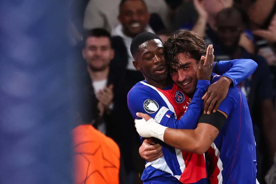 O atacante espanhol do Paris Saint-Germain, camisa 9, Ferran Torres (à direita), comemora com o atacante francês do Paris Saint-Germain, camisa 10, Ousmane Dembélé (à esquerda), após marcar o terceiro gol de sua equipe durante a partida da fase de grupos da Liga dos Campeões da UEFA, 1ª rodada, entre Paris Saint-Germain (PSG) e Slovan Bratislava, no Estádio Parc des Princes, em Paris, em 9 de setembro de 2026. (Foto de FRANCK FIFE / AFP)