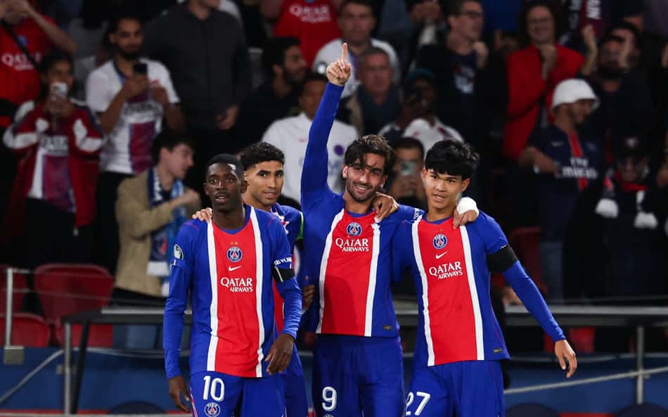 O atacante espanhol do Paris Saint-Germain, nº 09 Ferran Torres (C), comemora com o atacante francês do Paris Saint-Germain, nº 10 Ousmane Dembélé (E), o zagueiro marroquino do Paris Saint-Germain, nº 02 Achraf Hakimi (2º E) e o meio-campista espanhol do Paris Saint-Germain, nº 27 Dro Fernández (D), após marcar o quarto gol de sua equipe durante a partida da fase de grupos da Liga dos Campeões da UEFA, 1ª rodada, entre Paris Saint-Germain (PSG) e Slovan Bratislava, no Estádio Parc des Princes, em Paris, em 9 de setembro de 2026.