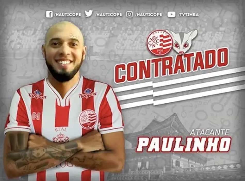 Paulinho, de braços cruzados e sorridente, posa para anúnciod o Náutico