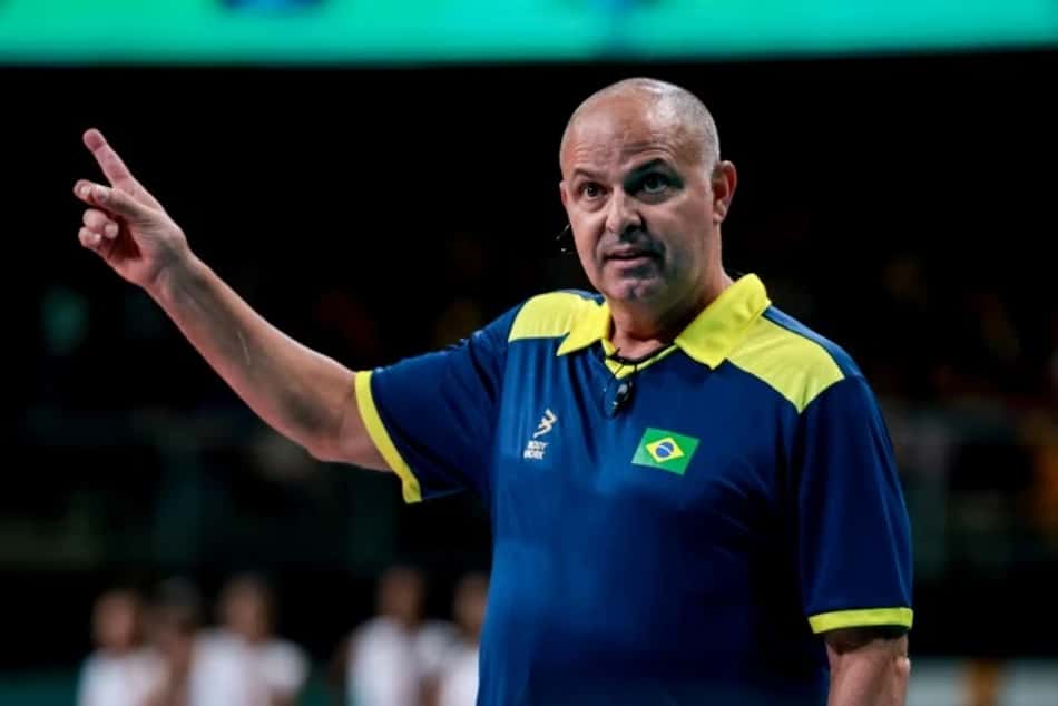 Paulo Coco ergue o braço esquerdo como gesto de orientação durante jogo da Seleção Brasileira feminina de vôlei nos Jogos Pan-Americanos 2023