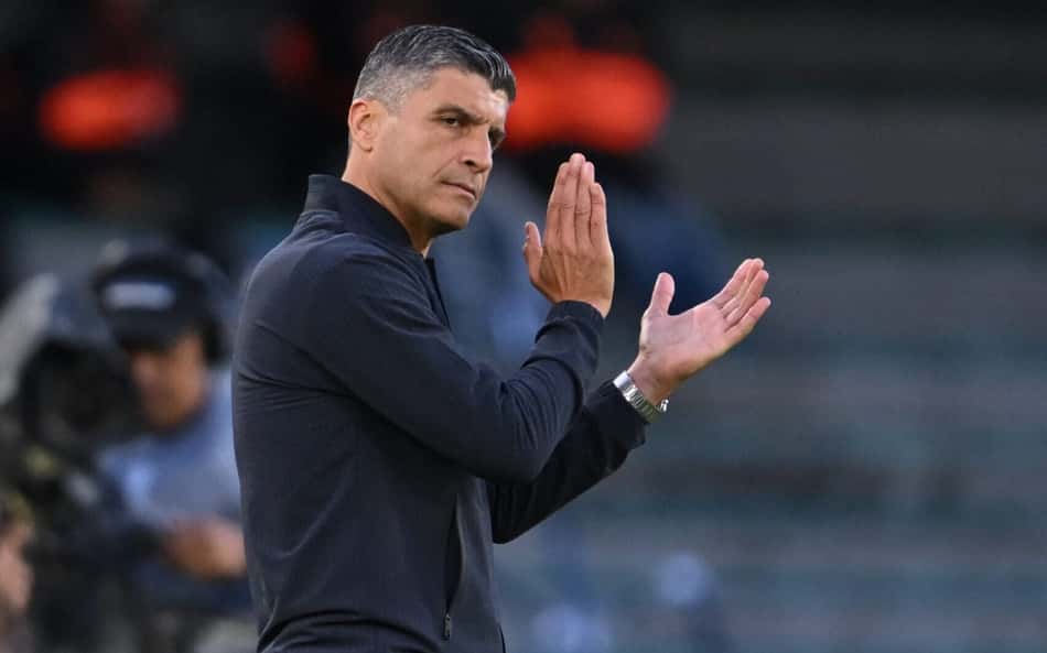 Pedro Emanuel aplaude a equipe do Vasco contra o Ind. Santa Fe
