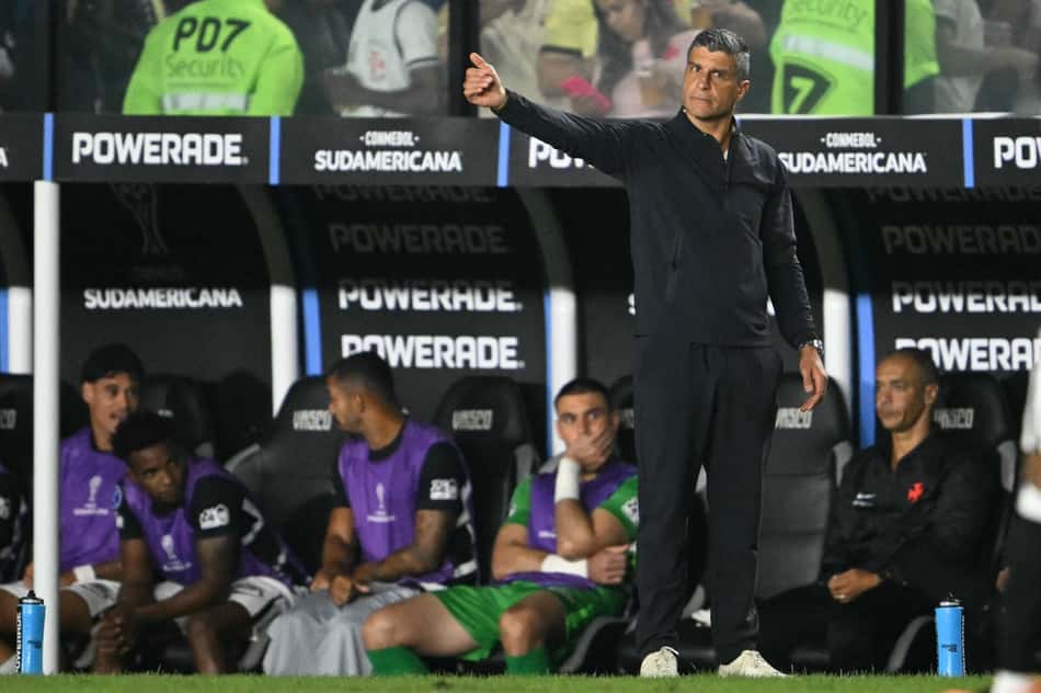 Pedro Emanuel na partida entre Vasco e Santa Fe