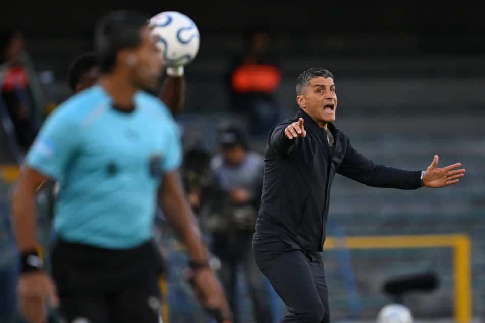 Pedro Emanuel durante a partida entre Vasco e Independiente Santa Fe
