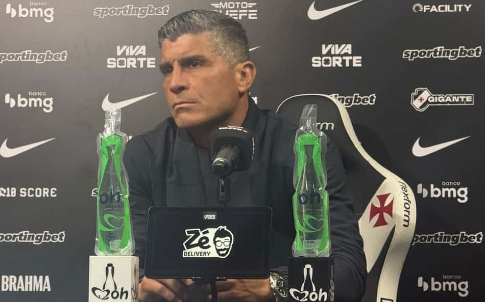 Pedro Emanuel durante coletiva do Vasco