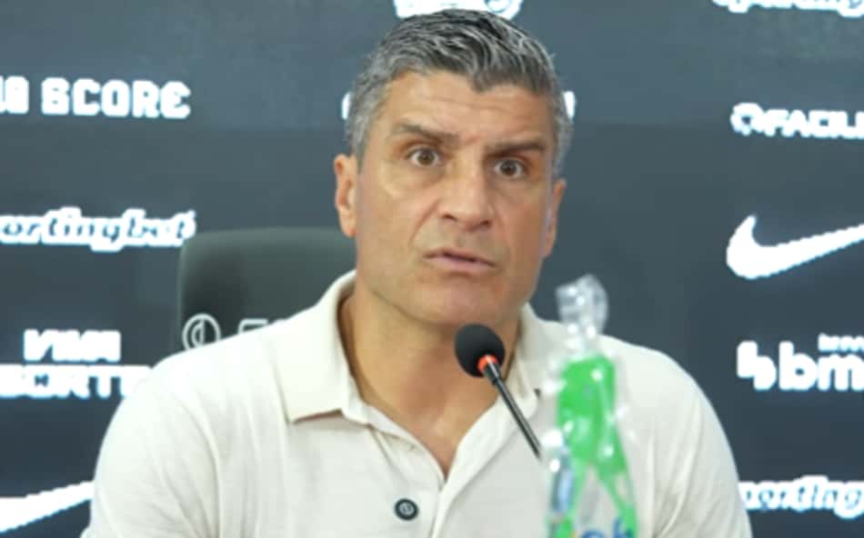 Pedro Emanuel durante coletiva após Vitória x Vasco