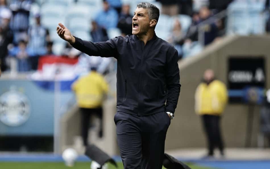 Pedro Emanuel, técnico do Vasco, durante jogo com o Grêmio