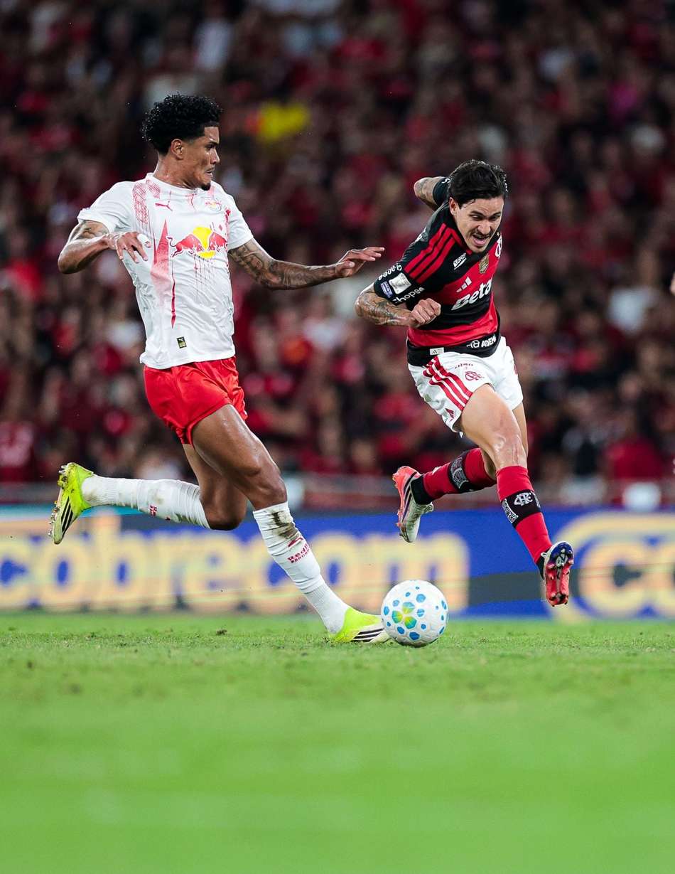 Pedro em ação em Flamengo x Bragantino