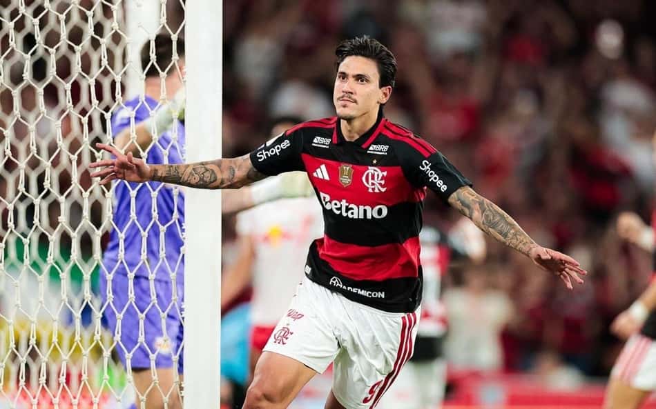 Pedro comemora seu gol em Flamengo x Bragantino
