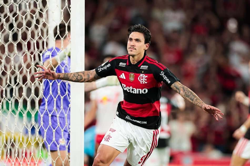 Pedro comemora seu gol em Flamengo x Bragantino