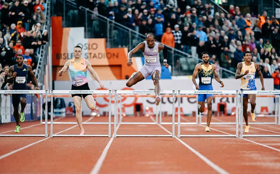 Alison dos Santos disputa os 400m com barreiras na etapa de Oslo da Diamond League 2026 (Foto: Marta Gorczynska)