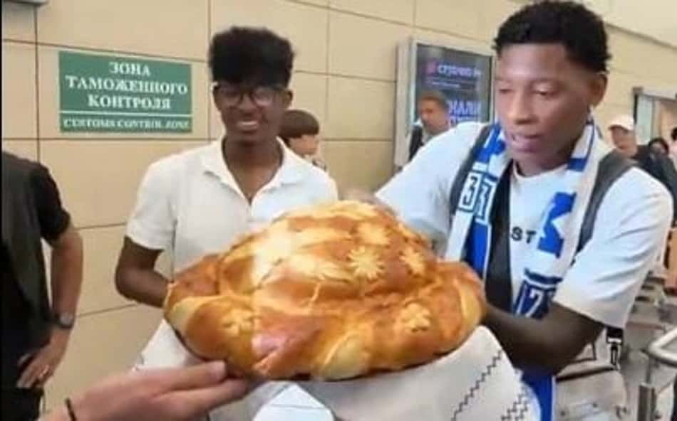 Gonzalo Plata é recepcionado em Moscou com o karavai, tradicional pão russo