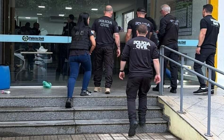 Agentes da Polícia Civil chegam à delegacia após operação Falso 9