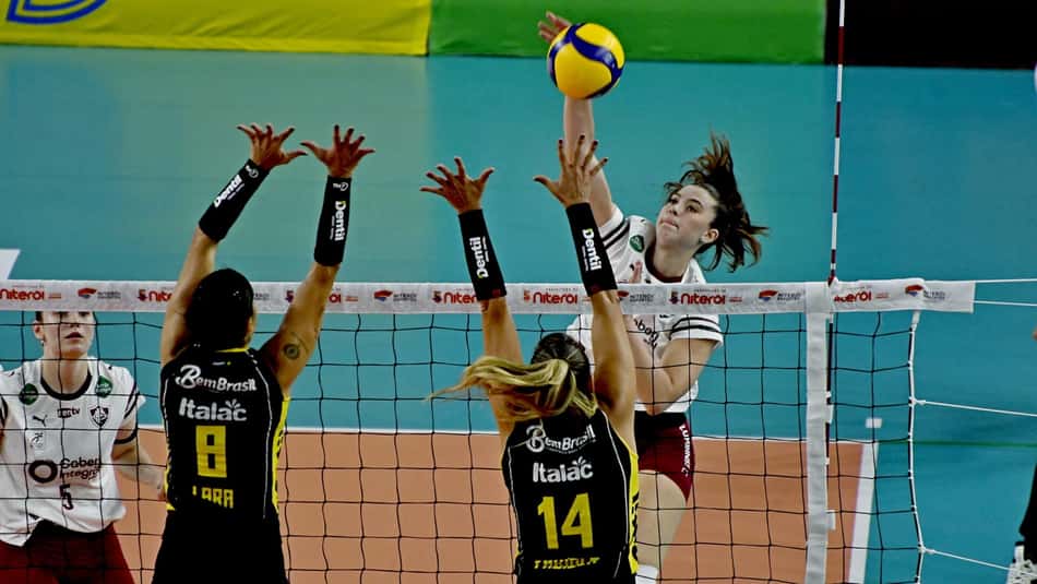 Aline Segato ataca contra bloqueio duplo em Fluminense x Praia Clube pela Copa Supervôlei