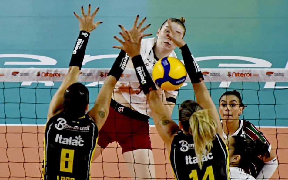Praia Clube bate o Fluminense e faz "final" com Sesc Flamengo na Copa Supervôlei