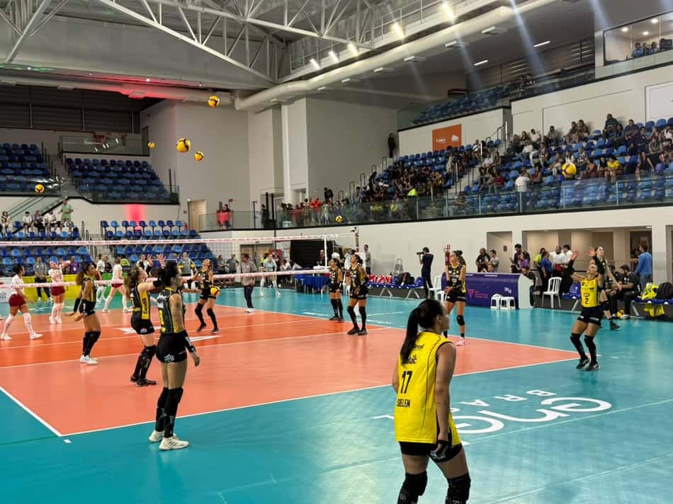 Jogadoras de Fluminense e Praia Clube aquecem antes de partida pela Copa Supervôlei
